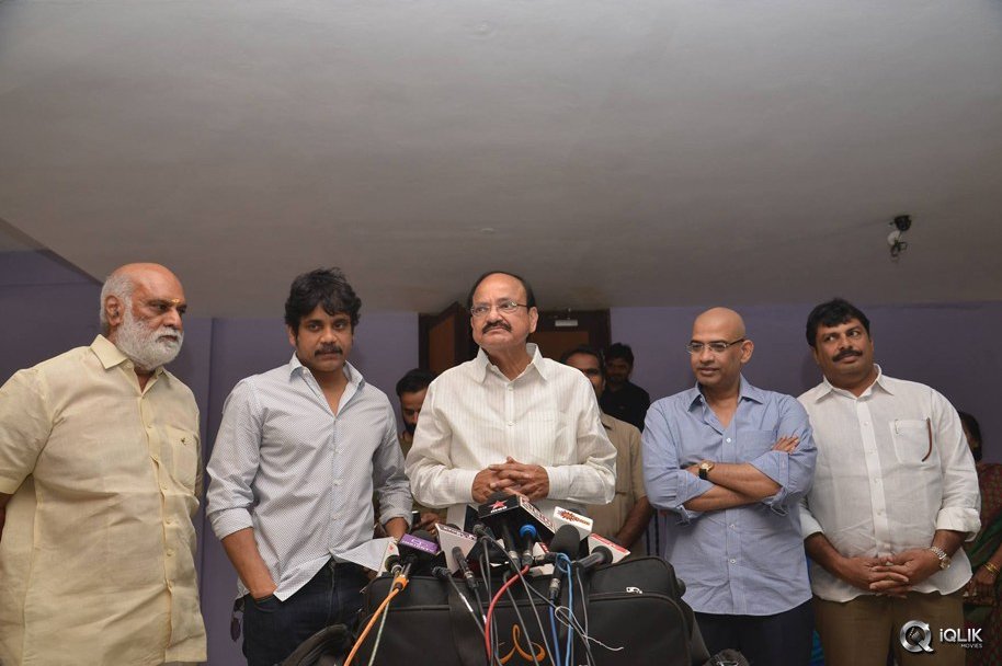 Venkaiah-Naidu-at-Om-Namo-Venkatesaya-Movie-Special-Show